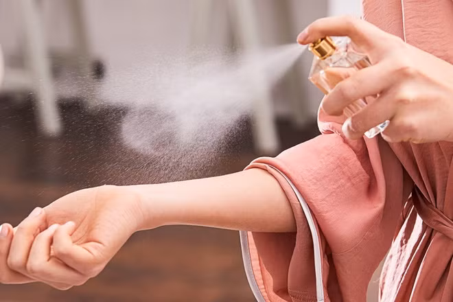 3. Bàn tay: Mặc dù thoa nước hoa lên cổ tay là một trong những cách phổ biến để có mùi thơm suốt cả ngày. Nhưng nếu chúng dính vào bàn tay, nước hoa chứa cồn có thể khiến da khô, gây nứt nẻ. Thậm chí, nếu bạn vô tình dụi mắt sau khi dính nước hoa sẽ khiến mắt bị kích ứng. Ảnh: superdrug.