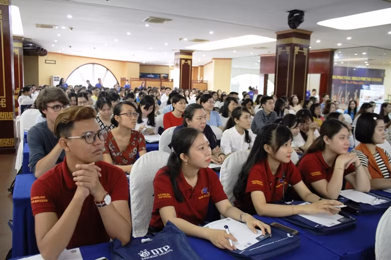 Đông đảo đơn vị quản lý giáo dục, chuyên gia, giáo viên trong và ngoài nước tham dự hội thảo.