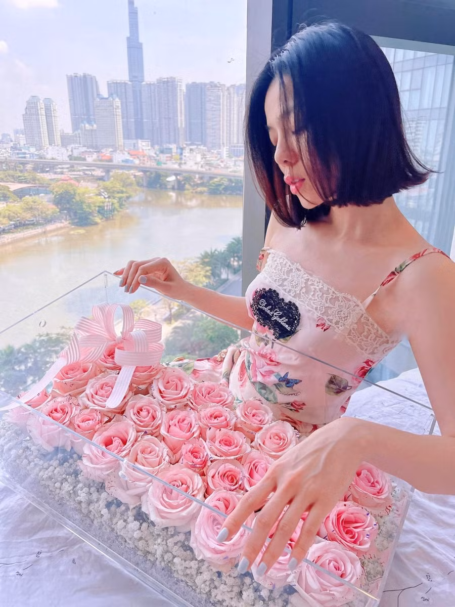 Nam người mẫu Lâm Bảo Châu gửi tặng ca sĩ Lệ Quyên hộp hoa hồng lãng mạn, cầu kỳ. Trước đó, nam người mẫu dành tặng giọng ca "Như giấc chiêm bao" bộ trang sức vô cùng đắt giá.