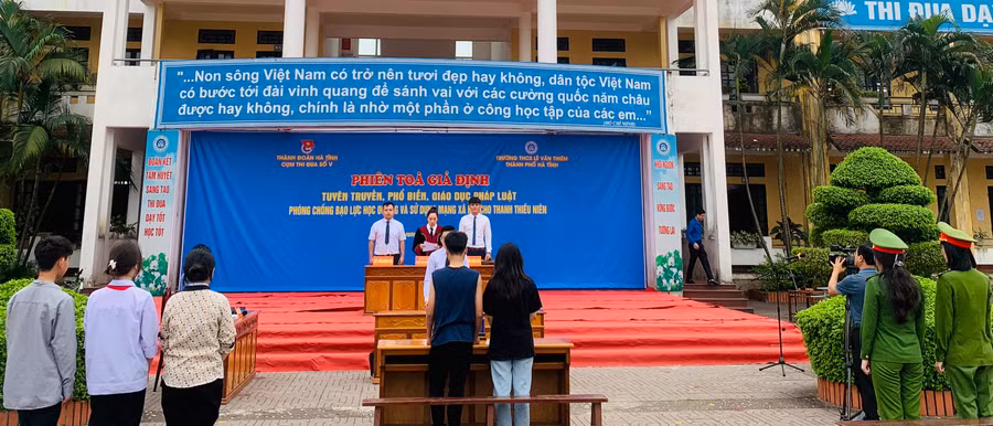 “Phiên tòa giả định” tại Trường THCS Lê Văn Thiêm (TP Hà Tĩnh).