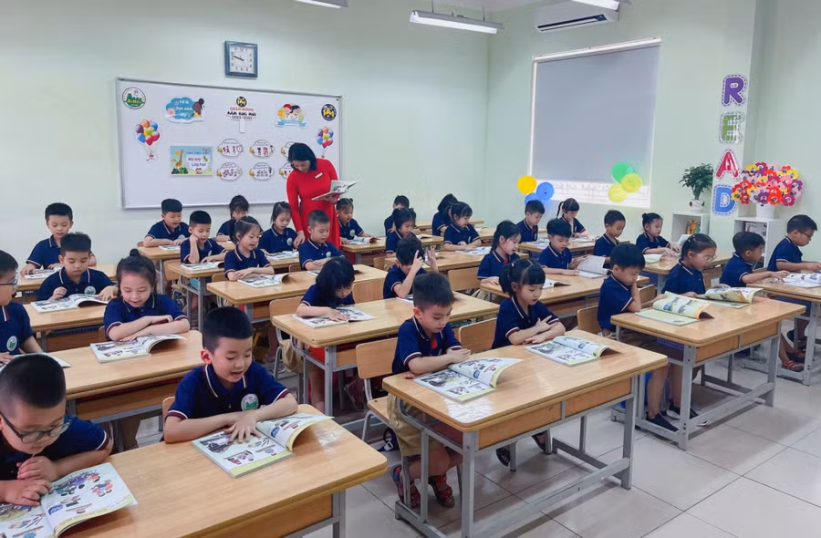 Cô trò Trường Tiểu học Ái Mộ B (Long Biên, Hà Nội).