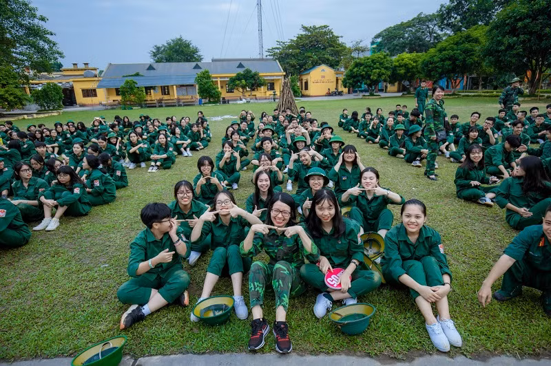 Cô Thảo và học trò trong giờ học quân sự.
