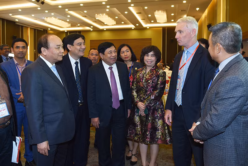 Thủ tướng trao đổi với các nhà đầu tư tham dự Hội nghị. Ảnh: VGP/Quang Hiếu