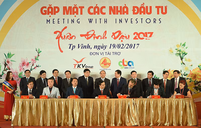 Thủ tướng chứng kiến ký kết thỏa thuận hợp tác đầu tư giữa tỉnh Nghệ An và một số doanh nghiệp, nhà đầu tư trong và ngoài nước. Ảnh: VGP/Quang Hiếu