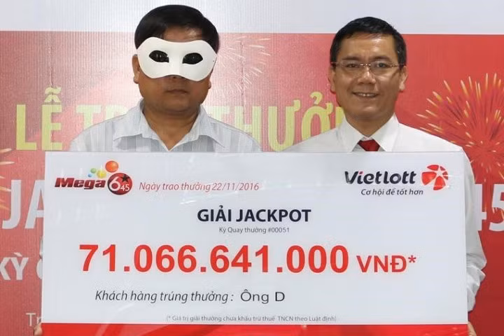 Người đàn ông hơn 40 tuổi nhận giải xổ số gần 70 tỷ đồng