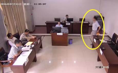 Bi cao nhay xo ra tut quan 