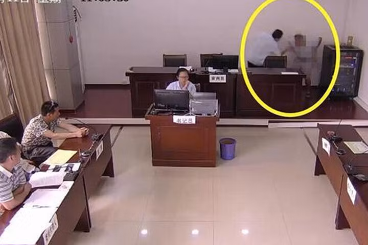 Bị cáo nhảy xổ ra tụt quần "giải quyết nỗi buồn" giữa phòng xử án