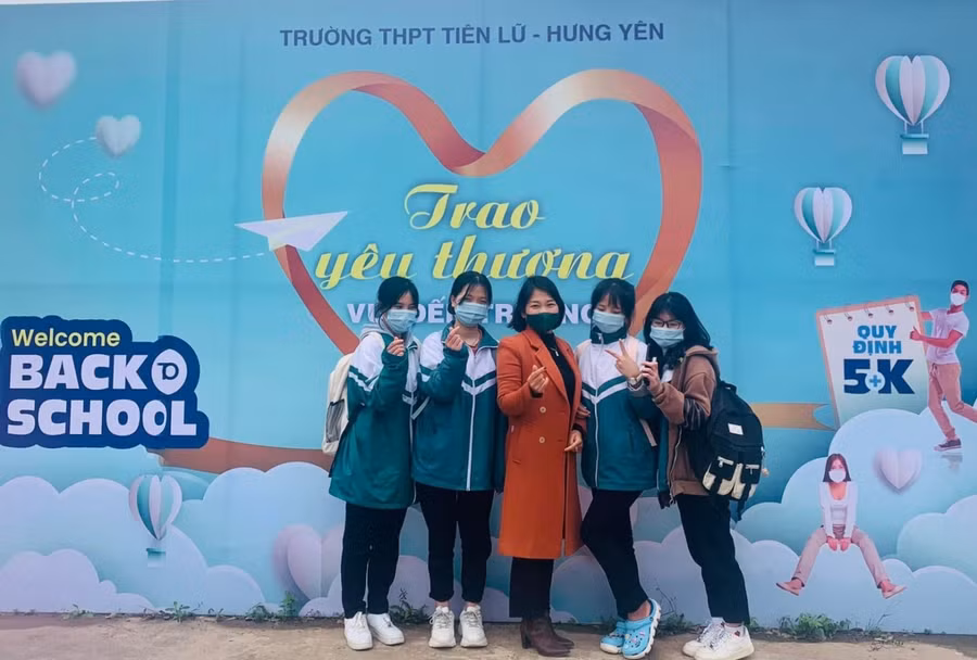 Cô Vũ Thị Anh và đội hình học sinh Trường THPT Ân Thi đi thi học sinh giỏi cấp tỉnh môn Lịch Sử