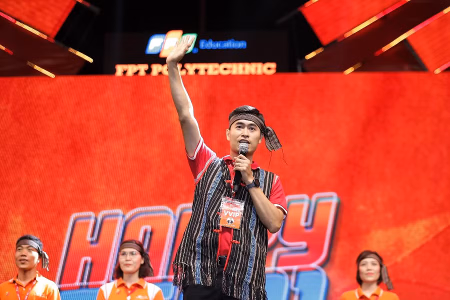 Thầy Vũ Chí Thành thường xuyên xuất hiện và đồng hành cùng nhiều hoạt động của sinh viên.