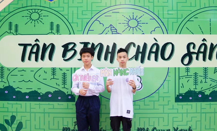 Học sinh Trường THPT Nguyễn Gia Thiều (Hà Nội). Học sinh Trường THPT Nguyễn Gia Thiều (Hà Nội).