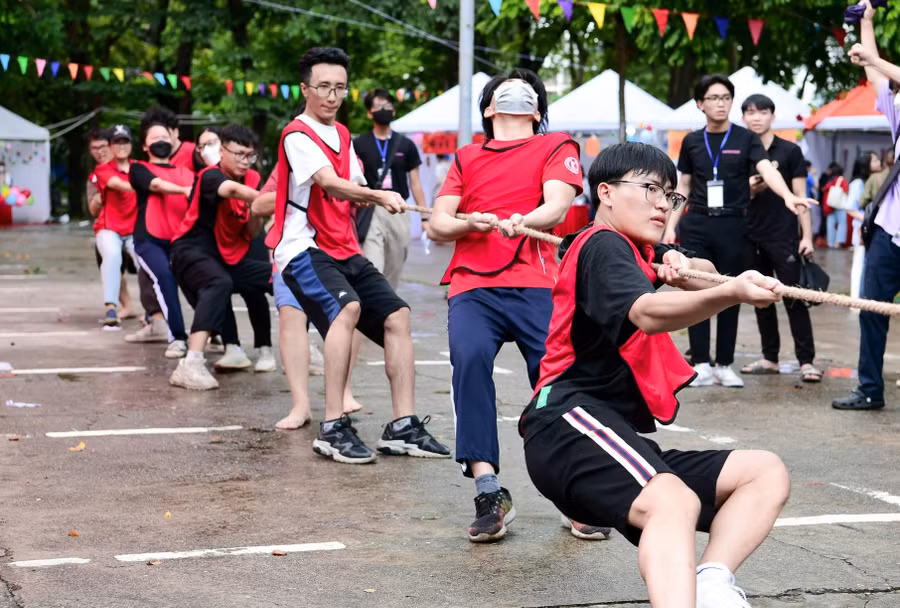 Sinh viên Trường ĐH Bách khoa Hà Nội tham gia Hội trại sinh viên năm nhất K66.