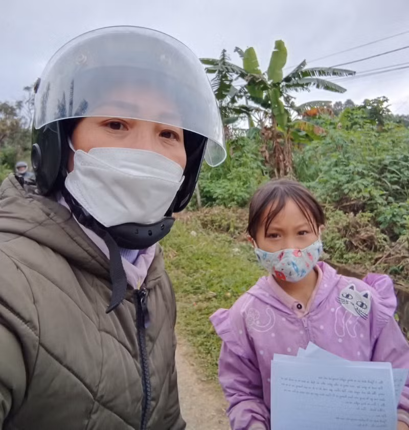 Cô Đỗ Thị Xuân đến từng nhà để giao bài cho học sinh thời điểm thực hiện giãn cách xã hội. Ảnh: NVCC