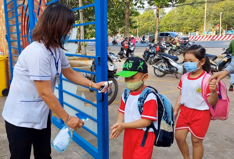 Học sinh mầm non tỉnh Bình Phước đến trường.