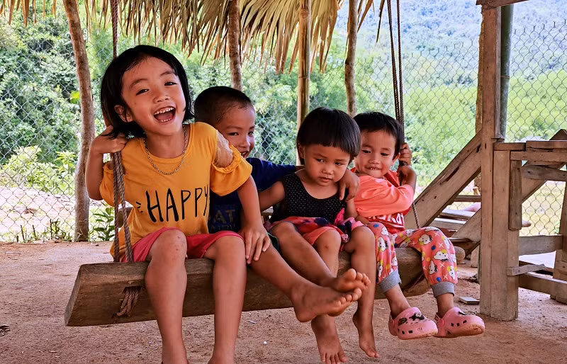 Cô Ngân Thị Thướng chơi cùng trẻ ở điểm lẻ Cha Lung khi cơ sở chưa được đầu tư, xây dựng.