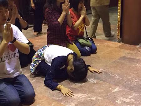 Lễ bái tại chùa.