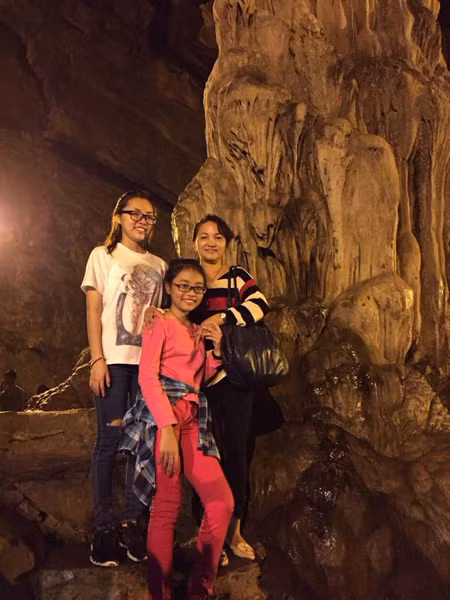 Thăm quan động Hương Tích.