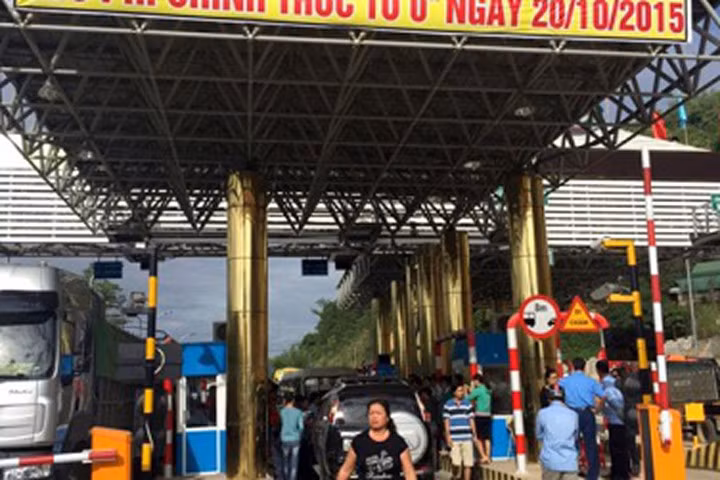 Xe khách tiếp tục vây trạm thu phí BOT QL6 Hòa Lạc - Hòa Bình