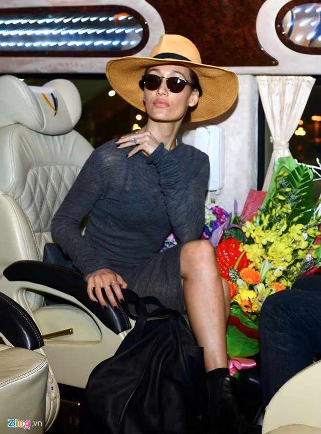 Maggie Q được hôn phu hộ tống tới Hà Nội