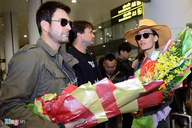 Maggie Q được hôn phu hộ tống tới Hà Nội