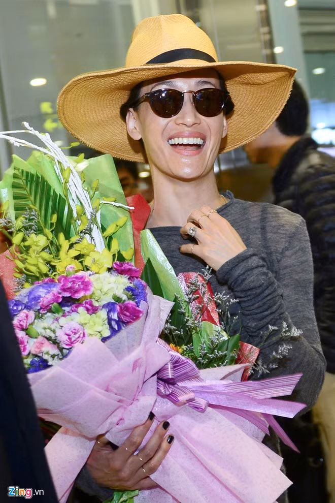Maggie Q được hôn phu hộ tống tới Hà Nội