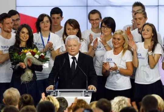 Ông Kaczynski phát biểu trước những người ủng hộ hôm 25-10. Ảnh: Reuters