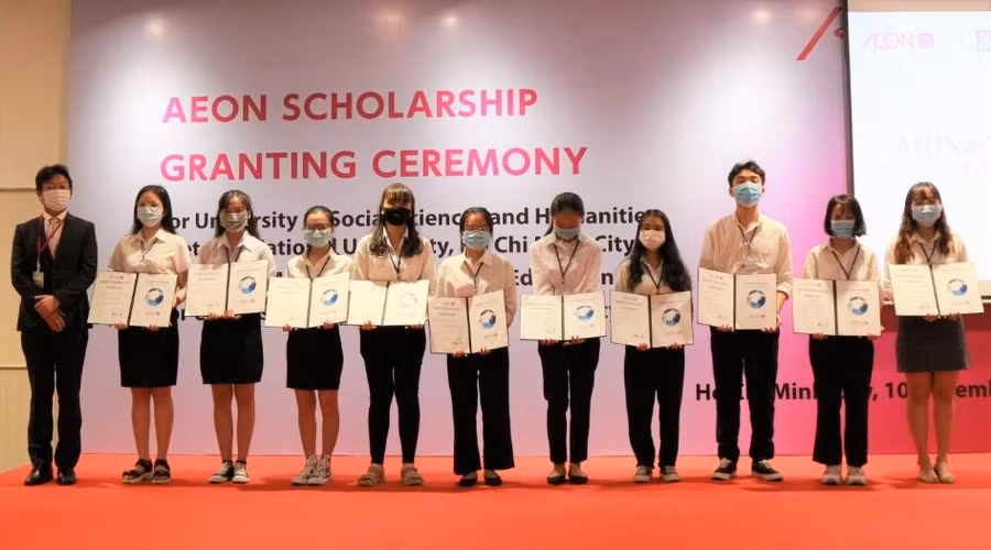 Các sinh viên Trường ĐH Kinh tế TP.HCM nhận học bổng AEON