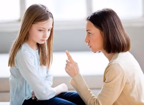 "Con không phải con ba mẹ" là câu nói ưa thích của nhiều bậc phụ huynh. (Ảnh minh họa)