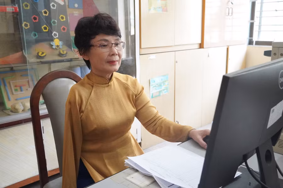 Cô Tuyết soạn giáo án, theo dõi hành trình tiến bộ của học sinh. Cô Tuyết soạn giáo án, theo dõi hành trình tiến bộ của học sinh.