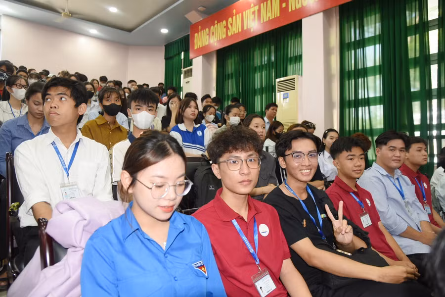 Đông đảo sinh viên tham gia cuộc thi.