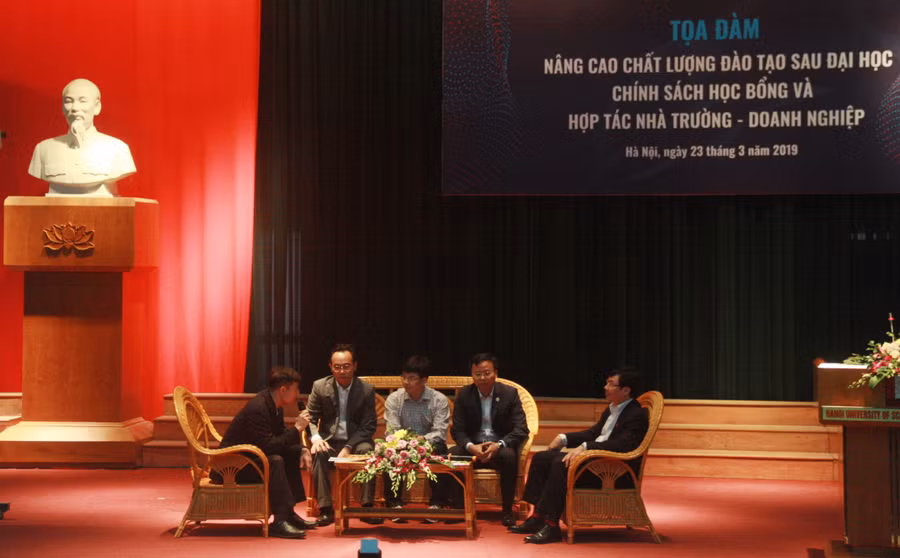 Đại diện trường ĐH và doanh nghiệp cùng trao đổ về đào tạo nhân lực chất lượng cao