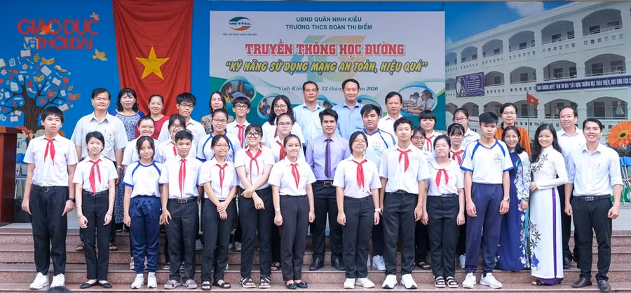 Đông đảo khách mời, giáo viên, phụ huynh, HS tham gia chương trình.