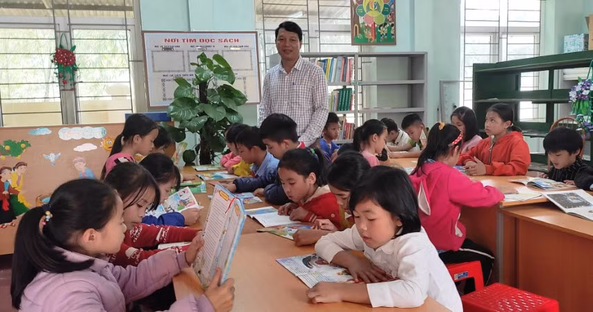 Ngoài thư viện xanh, nhà trường còn dành riêng một phòng đọc, để HS vào đọc sách.