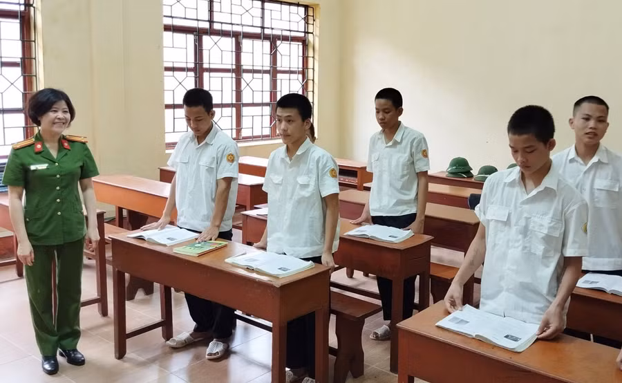 Trung tá Nguyễn Thị Thủy với các em học sinh lớp 1. Ảnh: Khánh Toàn