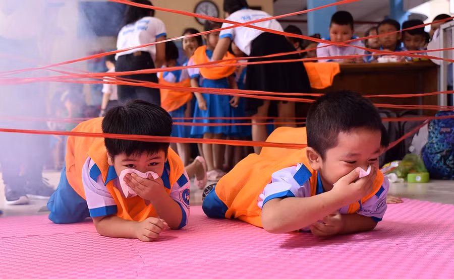 Trẻ học kỹ năng ứng phó với hỏa hoạn. Ảnh: Hữu Cường