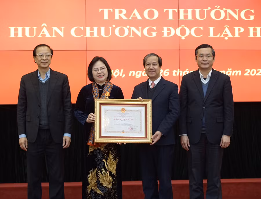Bộ trưởng Nguyễn Kim Sơn thừa ủy quyền của Chủ tịch nước trao Huân chương Độc lập hạng Nhì cho Thứ trưởng Ngô Thị Minh. Bộ trưởng Nguyễn Kim Sơn thừa ủy quyền của Chủ tịch nước trao Huân chương Độc lập hạng Nhì cho Thứ trưởng Ngô Thị Minh.