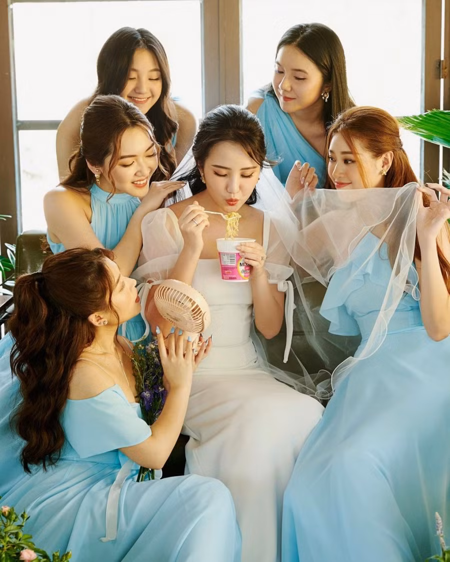 Cô dâu Primmy Trương khoe loạt ảnh vô cùng xinh đẹp cùng dàn phù dâu chất như nước cất.