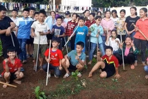 Học sinh Trường PTDT Nội trú THCS &amp; THPT Bắc Yên tham gia hoạt động trồng rau sau mỗi ngày học trên lớp. Ảnh: NTCC