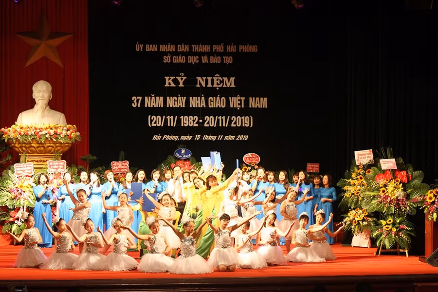 Tiết mục văn nghệ của học sinh, giáo viên quận Ngô Quyền trong lễ kỷ niệm Ngày Nhà giáo Việt Nam