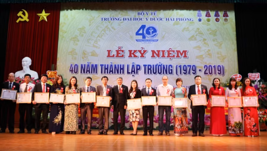 Nhiều tập thể, cá nhân của trường ĐH Y Dược Hải Phòng được khen thưởng nhân kỷ niệm 40 năm ngày thành lập