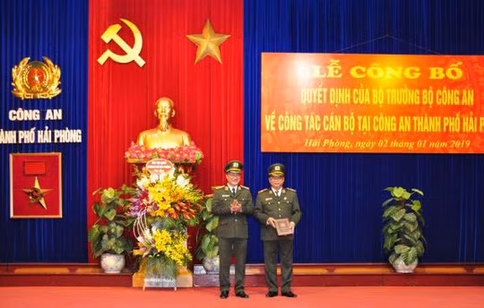 Thượng tướng Nguyễn Văn Thành, Thứ trưởng Bộ Công an trao quyết định nghỉ công tác chờ chế độ hưu trí đối với Thiếu tướng Đỗ Hữu Ca, Giám đốc Công an TP. Hải Phòng