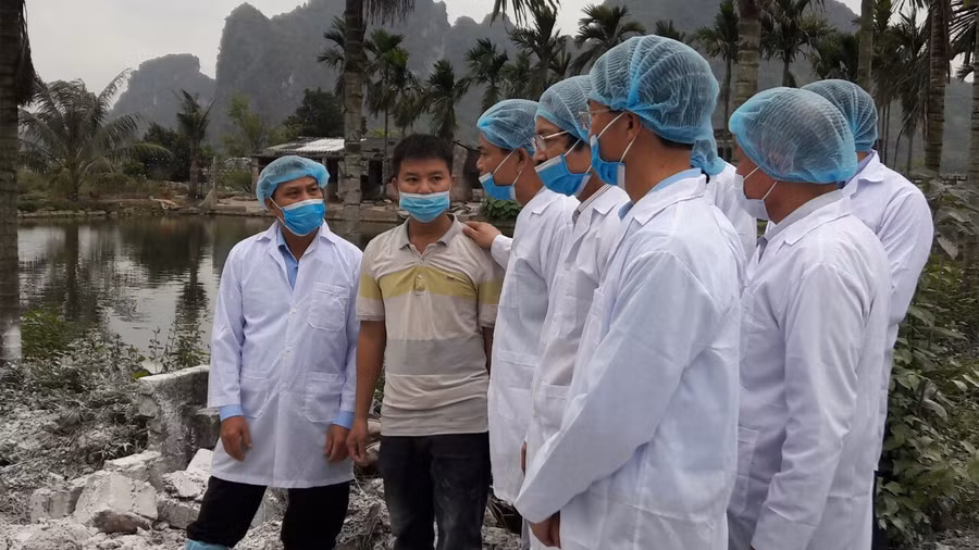 Đoàn kiểm tra động viên người chăn nuôi trong vùng dịch Đoàn kiểm tra động viên người chăn nuôi trong vùng dịch