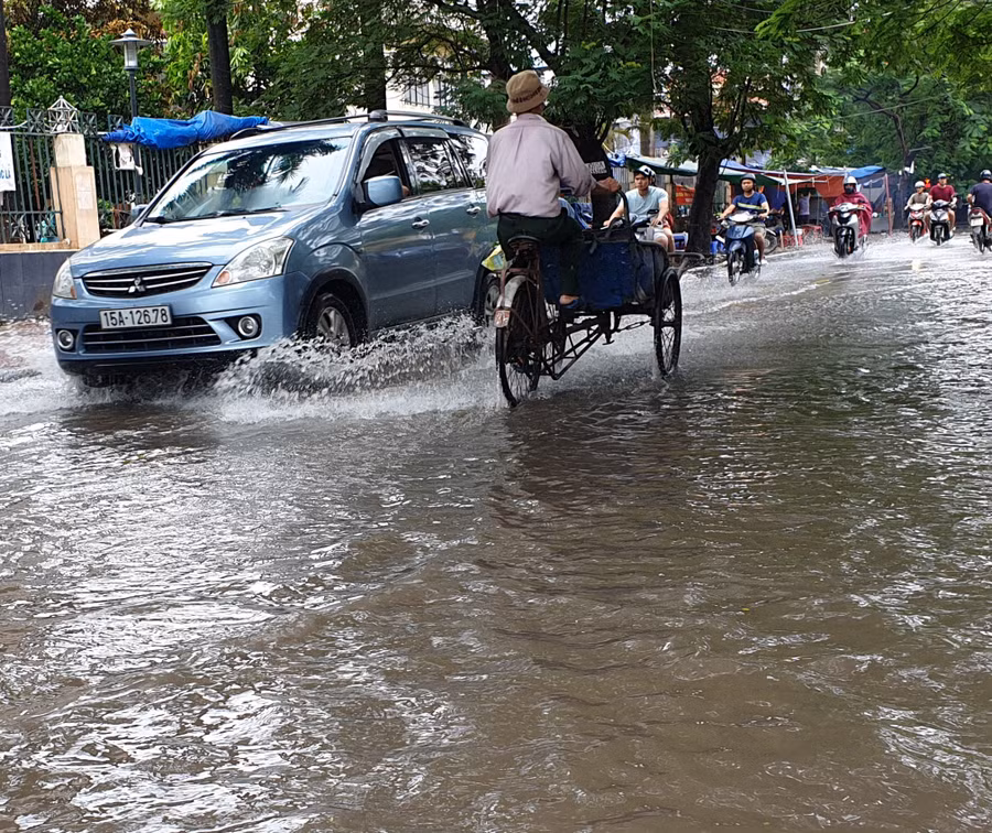 Đường Nguyễn Bình ngập lụt sau trận bão số 3 đổ bộ vào Hải Phòng