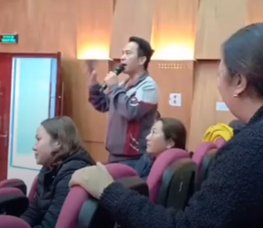 Cuộc đối thoại giữa cơ quan chức năng tỉnh Quảng ninh với hàng trăm phụ huynh học sinh Trường THPT Tiên Yên vào chiều 26/3/2019 (Ảnh cắt từ Clip do bạn đọc cung cấp)