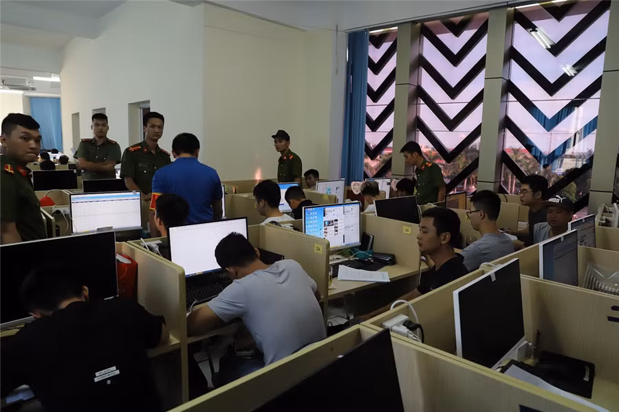 Lực lượng chức năng đang bắt giữ các đối tượng (Ảnh nguồn Bộ Công an) Lực lượng chức năng đang bắt giữ các đối tượng (Ảnh nguồn Bộ Công an)