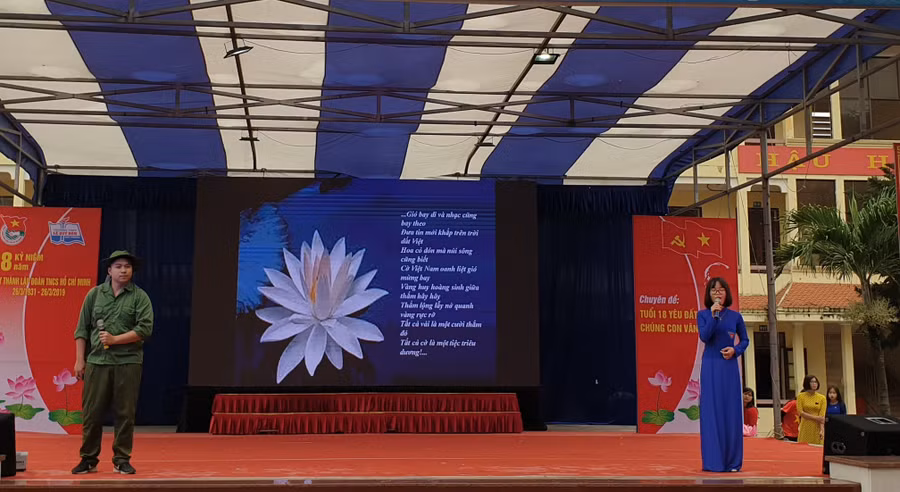 Câu chuyện kể mang tên "Nhớ Người - mùa thu năm ấy" do học sinh lớp 12A1 trình bày rất xúc động