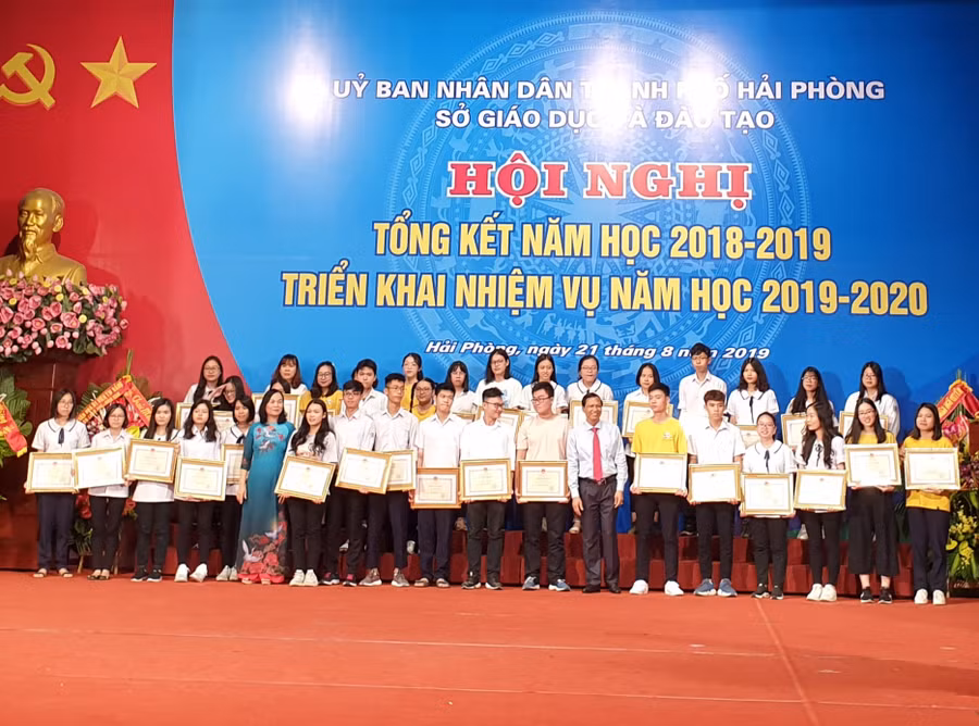Lãnh đạo Sở GD&ĐT Hải Phòng tặng khen 47 học sinh đạt giải nhất, nhì, ba trong cuộc thi HSG quốc gia