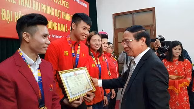 Thủ môn Văn Toản cùng nhiều VĐV được lãnh đạo thành phố tặng thưởng