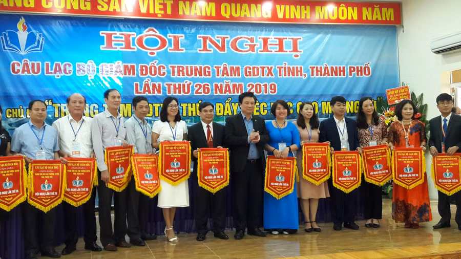 Thứ trưởng Bộ GD&ĐT Nguyễn Hữu Độ trao cờ lưu niệm cho các trưởng đoàn Trung tâm GDTX tỉnh, thành phố Thứ trưởng Bộ GD&ĐT Nguyễn Hữu Độ trao cờ lưu niệm cho các trưởng đoàn Trung tâm GDTX tỉnh, thành phố