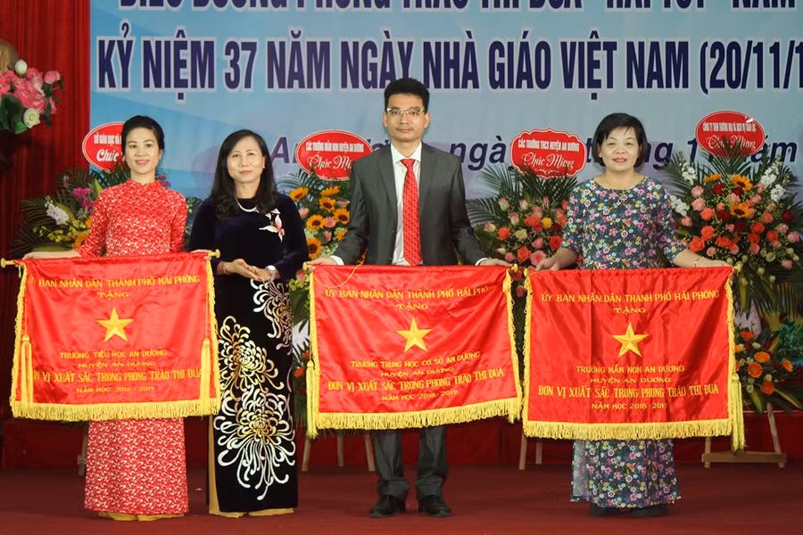 Bà Trần Thị Bích Ngọc- Phó Bí thư Huyện ủy An Dương trao Cờ thi đua xuất sắc cho các đơn vị