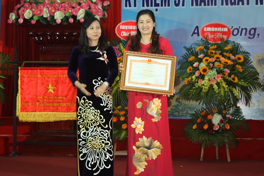 Bà Phạm Thị Xuân Tươi- Phó phòng GD&ĐT huyện An Dương vinh dự nhận Bằng khen của Thủ tướng Chính phủ về những đóng góp cho sự nghiệp GD&ĐT